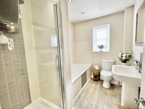 4 bed Detached for sale Image 7