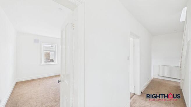 3 bed Flat to rent Image 12