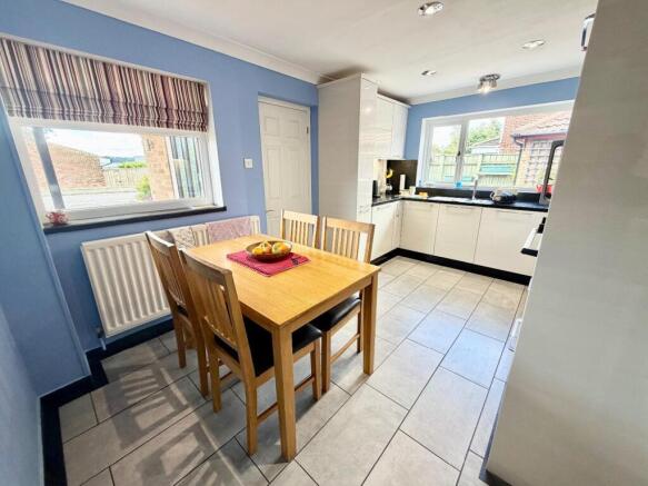 4 bed Semi-Detached for sale Image 7