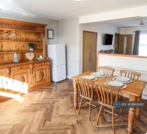 2 bed Terraced to rent Image 6