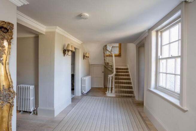 6 bed Town House for sale Image 5