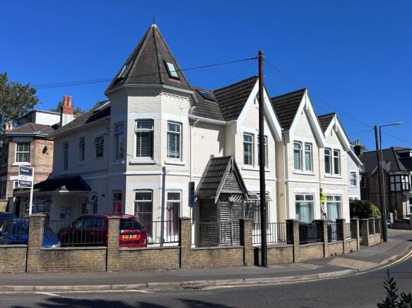 2-bed flat on Alum Chine Road, WESTBOURNE, BH4, £270,000