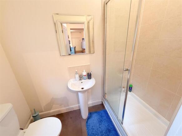 4 bed House to rent Image 6