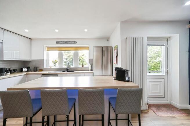 5 bed Detached for sale Image 5