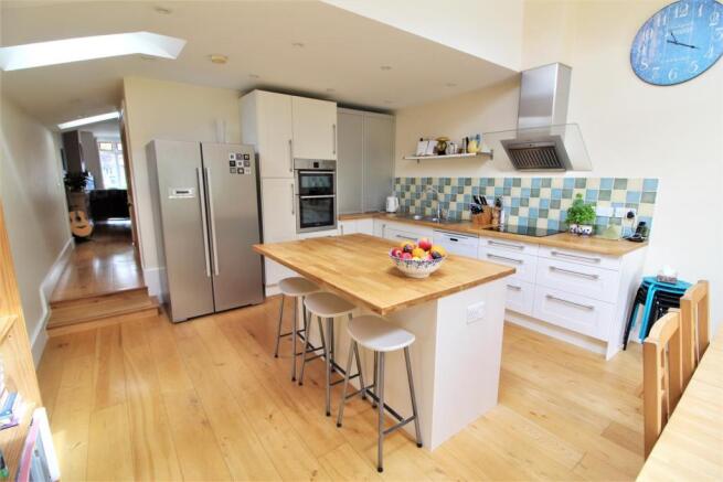 KITCHEN FAMILY ROOM