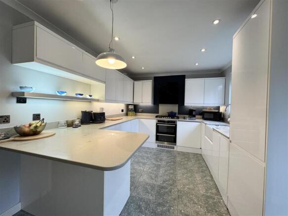 4 bed Semi-Detached for sale Image 8