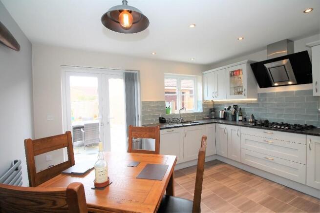 KITCHEN/BREAKFAST RM