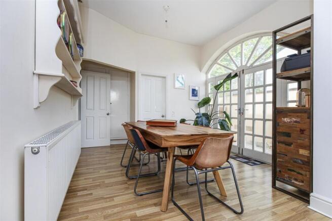 5 bed Detached for sale Image 12