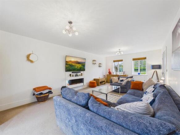 5 bed Detached for sale Image 4