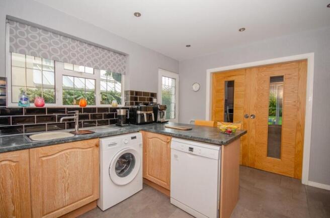 Kitchen pic 2.jpg