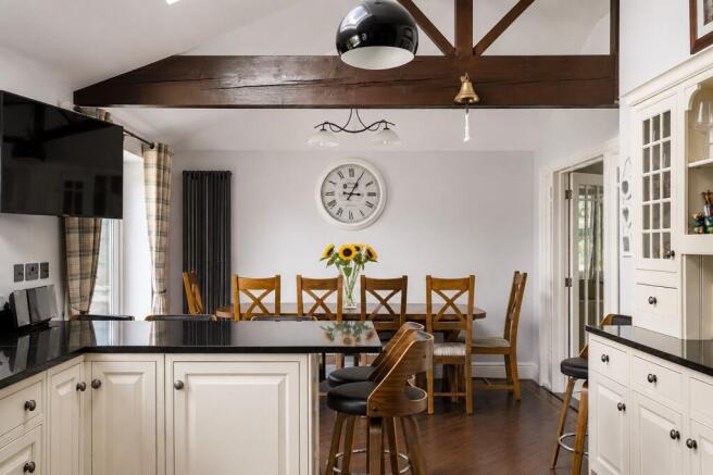 4 bed Semi-Detached for sale Image 4