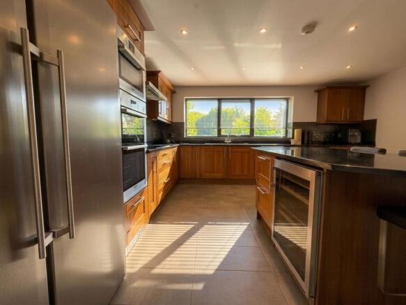 5 bed Detached for sale Image 5