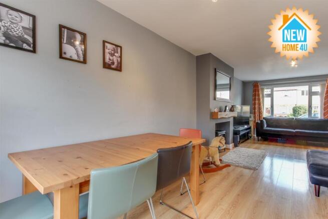 LOUNGE / DINING ROOM: