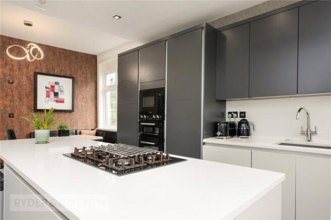 5 bed Detached for sale Image 10