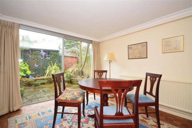 Lounge/Dining Area