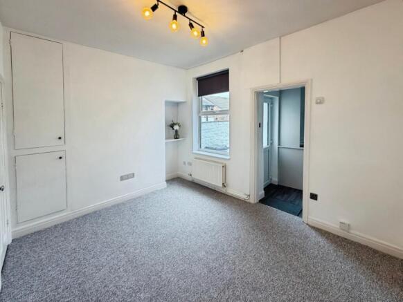 2 bed Terraced to rent Image 6