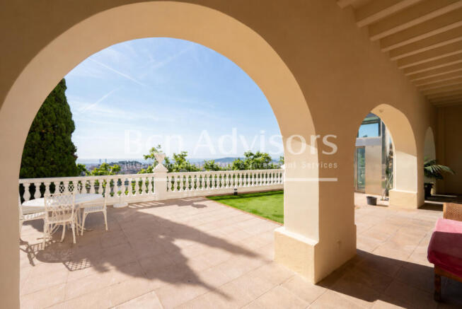 Espectacular-villa-modernista-catalogada-con-vi...