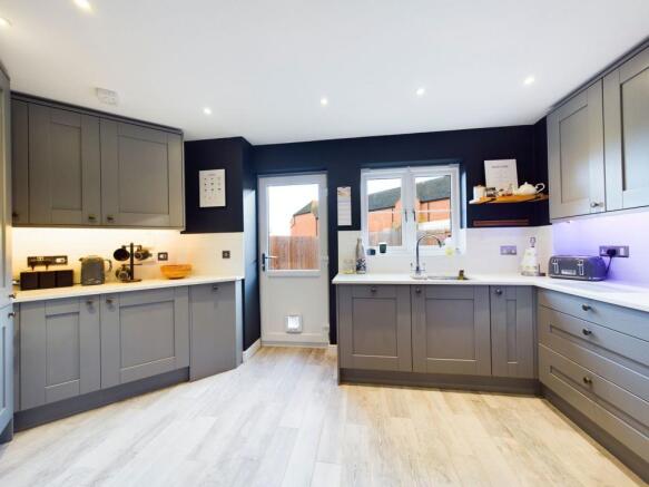 KITCHEN/DINING ROOM