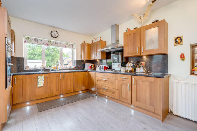 4 bed Detached for sale Image 7