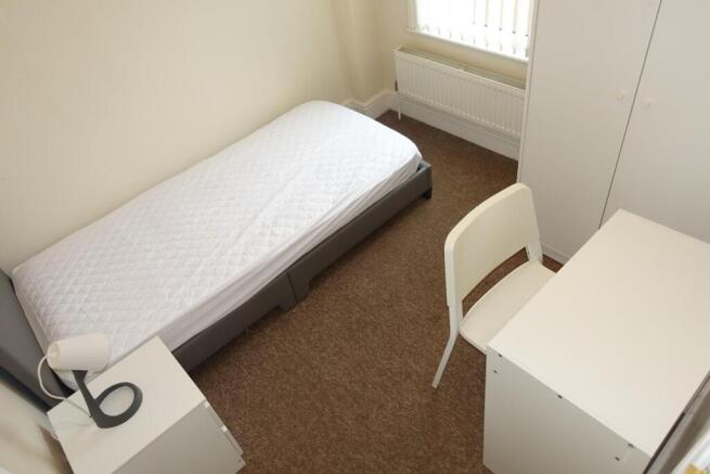 4 bed House to rent Image 9