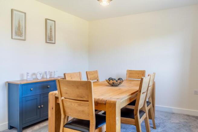 5 bed Detached for sale Image 8