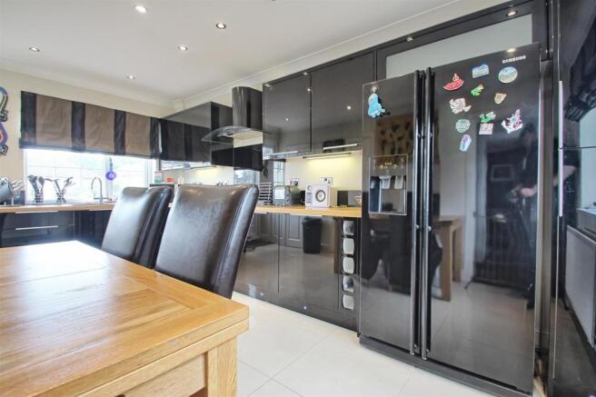 KITCHEN/BREAKFAST ROOM
