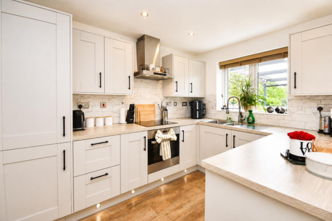 4 bed Detached for sale Image 10
