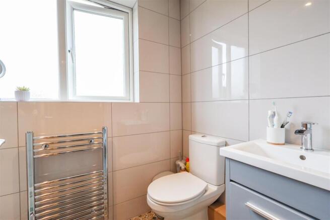 5 bed Detached for sale Image 8