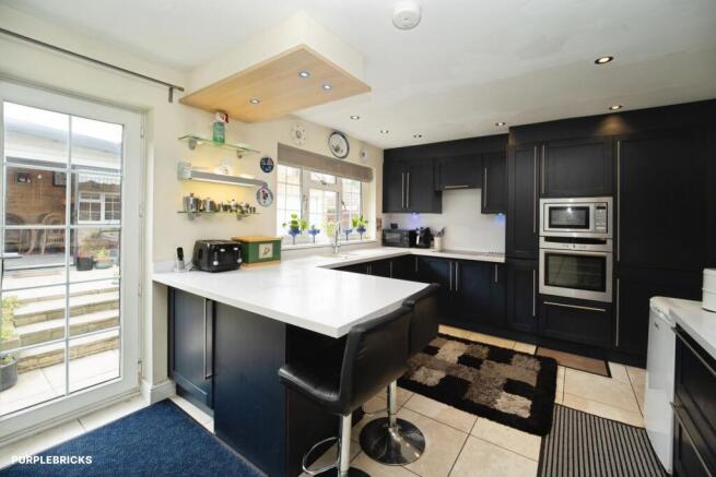 4 bed Detached for sale Image 9
