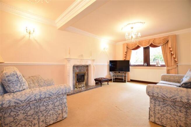 LIVING/DINING ROOM