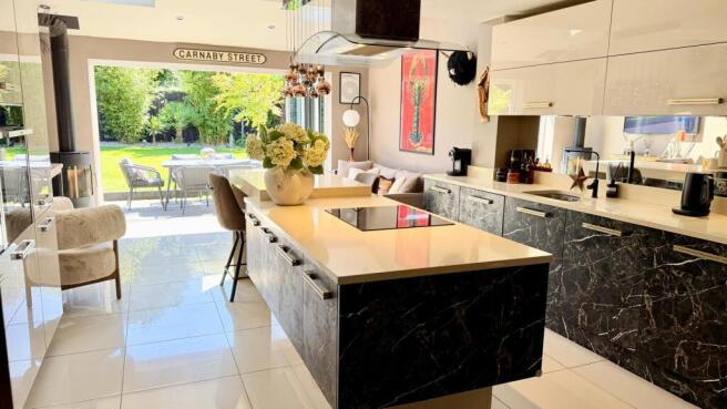 5 bed Detached for sale Image 7
