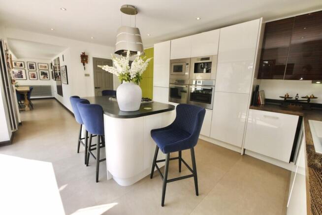 4 bed Detached for sale Image 11