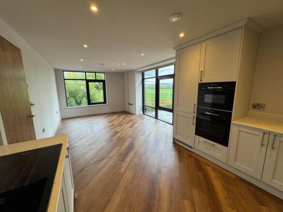 2 bed Flat to rent Image 3