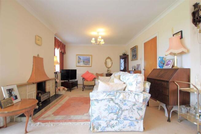 'L' Shape Lounge/ Dining Room