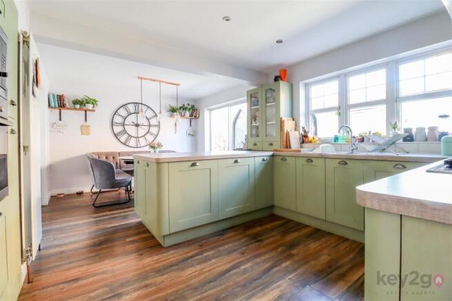 4 bed Detached for sale Image 3