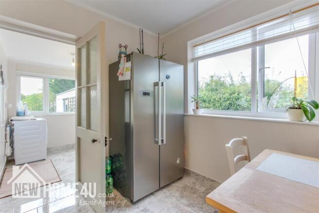 KITCHEN / DINER: