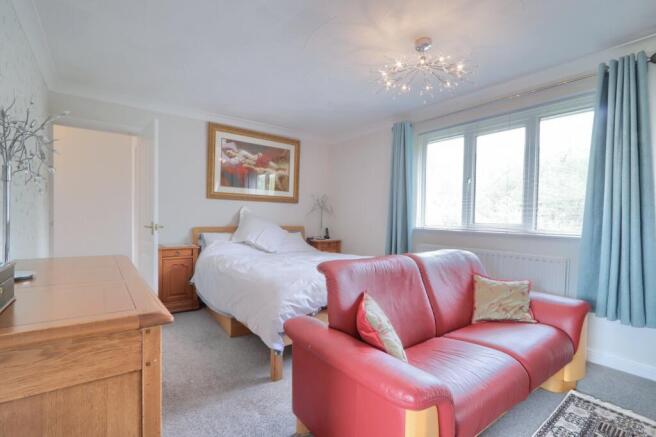 5 bed Detached for sale Image 12