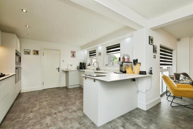 9 bed Detached for sale Image 4