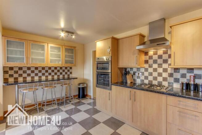 KITCHEN / BREAKFAST ROOM: