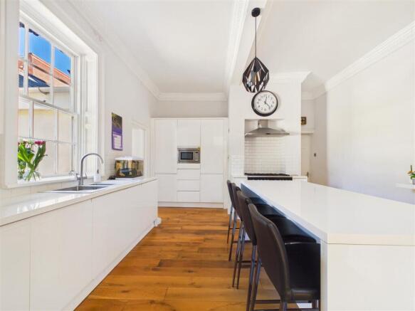 5 bed Semi-Detached for sale Image 5
