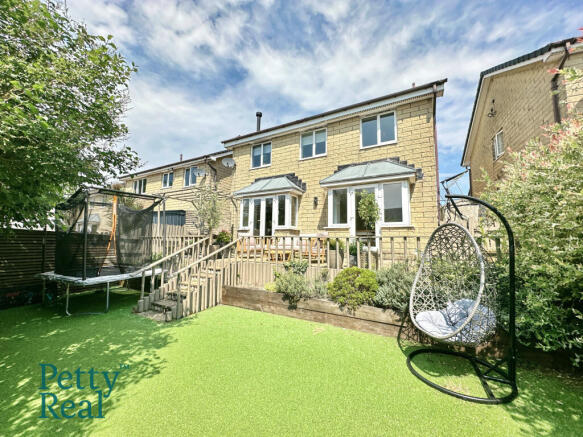 4 bed Detached for sale Image 11