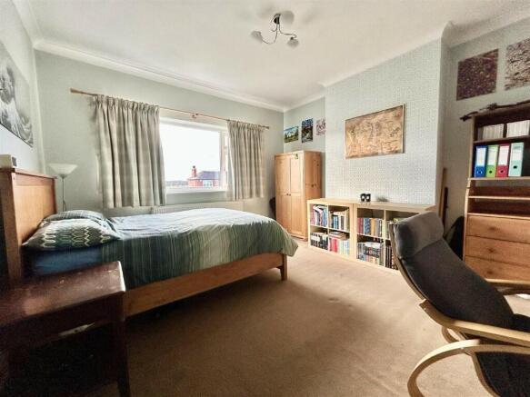 5 bed Detached for sale Image 12
