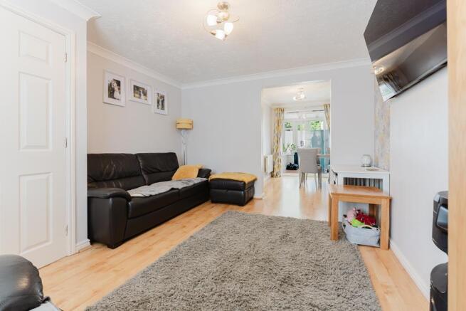 38 Stratfield Way, Kettering--3.jpg