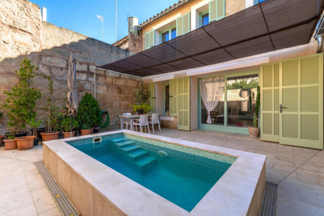 Fantastic pool oasis 