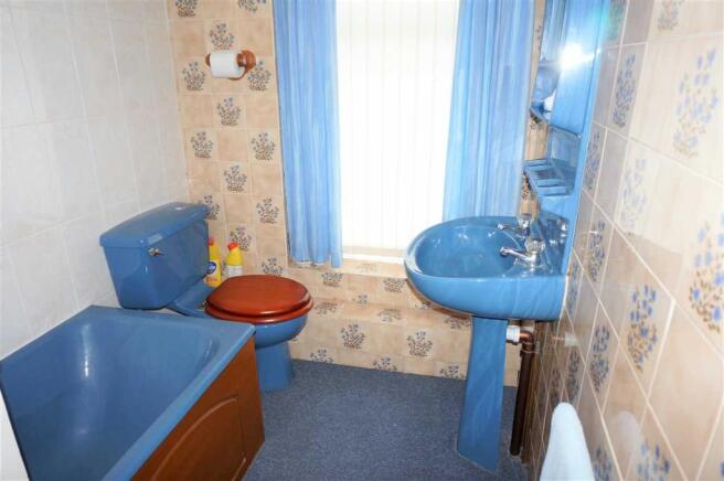FAMILY BATHROOM :