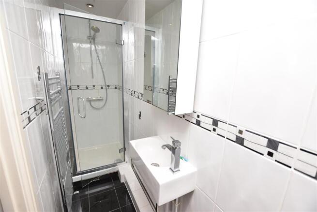 EN-SUITE SHOWER ROOM