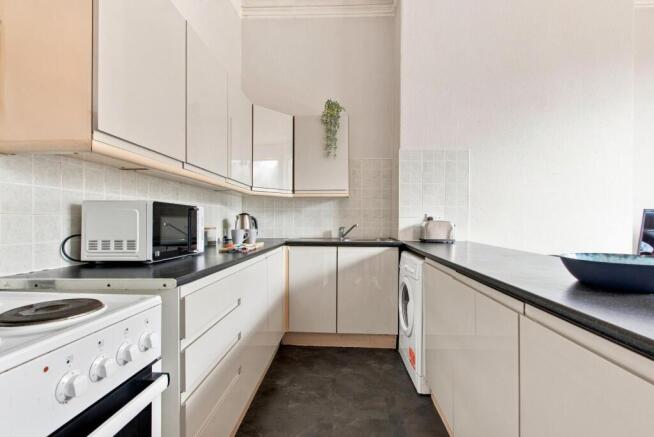 4 bed House to rent Image 5
