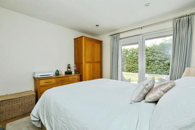 4 bed Detached Bungalow for sale Image 12