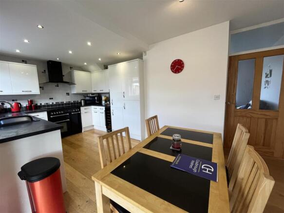 3 bed Semi-Detached for sale Image 8