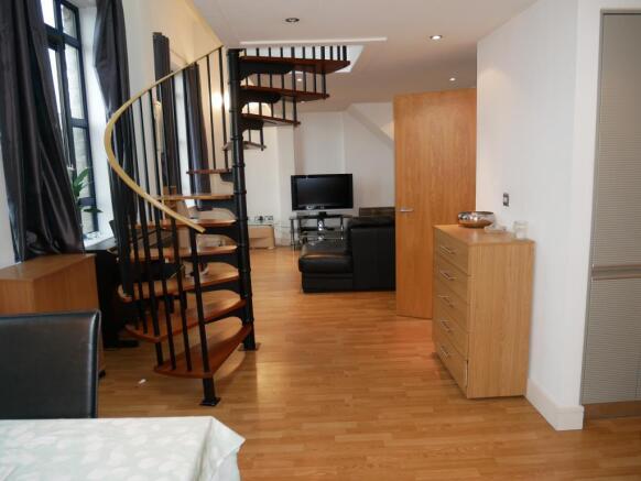 2 bed Apartment to rent Image 4